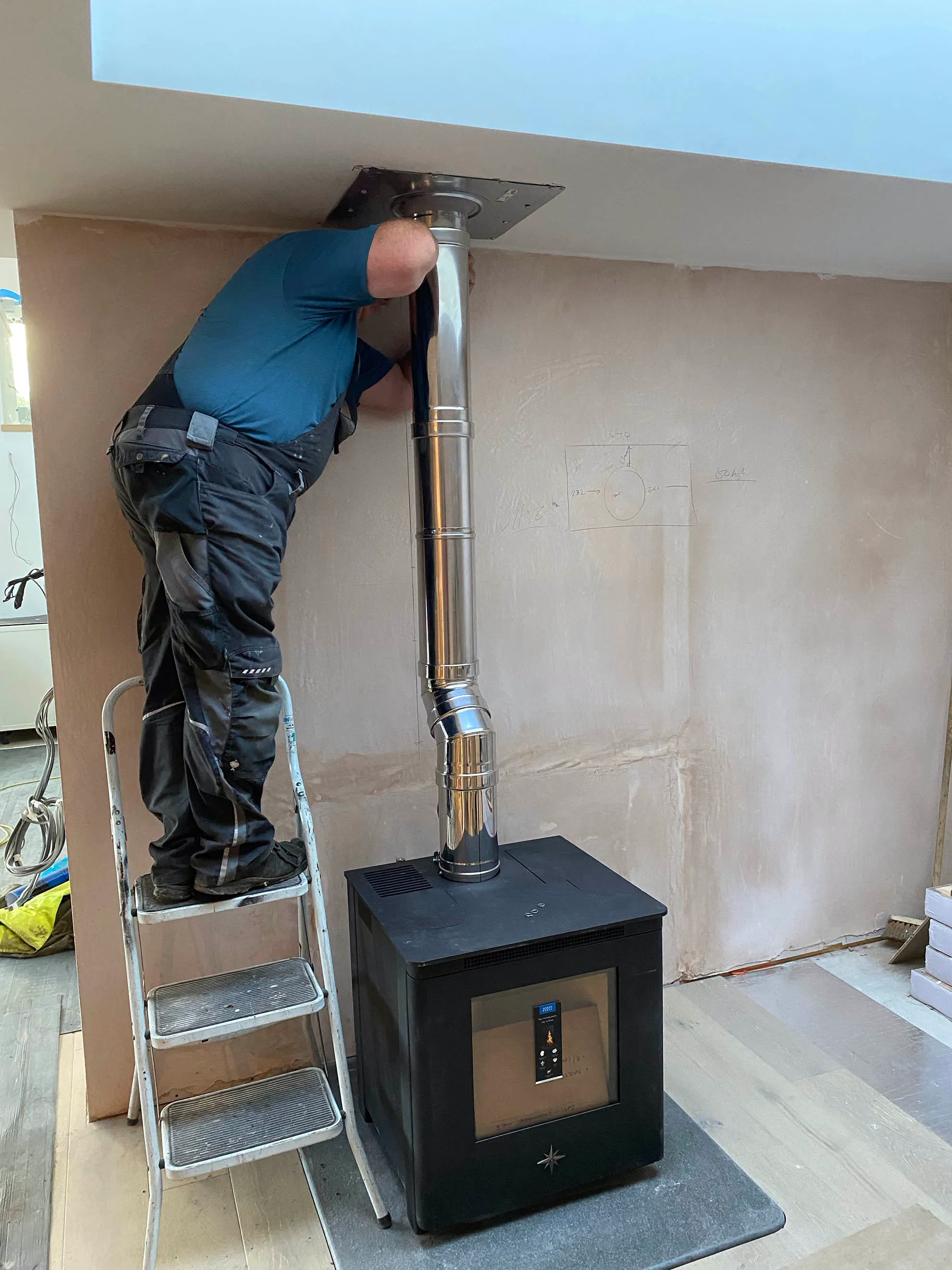 Connecting the twin-wall flue from a pellet stove up to its ceiling plate
